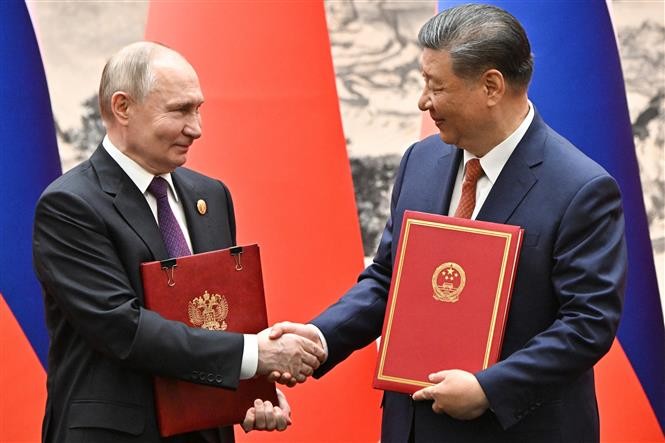 Chủ tịch Trung Quốc Tập Cận Bình (phải) và Tổng thống Nga Vladimir Putin trao đổi văn kiện hợp tác tại lễ ký tuyên bố chung ở Bắc Kinh, ngày 16/5/2024. Ảnh: AFP/TTXVN