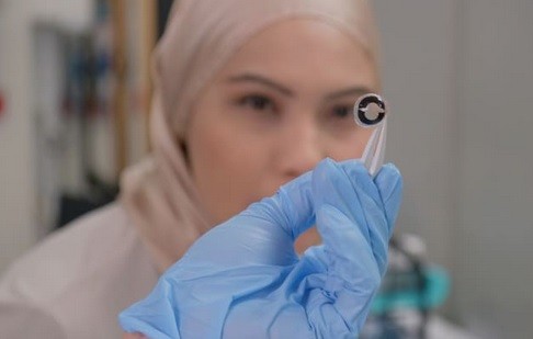 Loại pin dành cho kính áp tròng thông minh chỉ dày 0,2 mm. Ảnh: CNBC