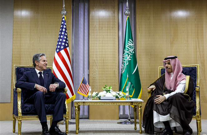 Ngoại trưởng Saudi Arabia Faisal bin Farhan (phải) trong cuộc gặp Ngoại trưởng Mỹ Antony Blinken tại Riyadh ngày 29/4/2024. Ảnh: AFP/TTXVN