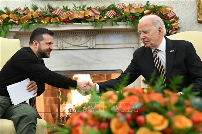 Tổng thống Mỹ Joe Biden (phải) và Tổng thống Ukraine Volodymyr Zelensky trong cuộc gặp tại Nhà Trắng ngày 12/12/2023. Ảnh: AFP/TTXVN