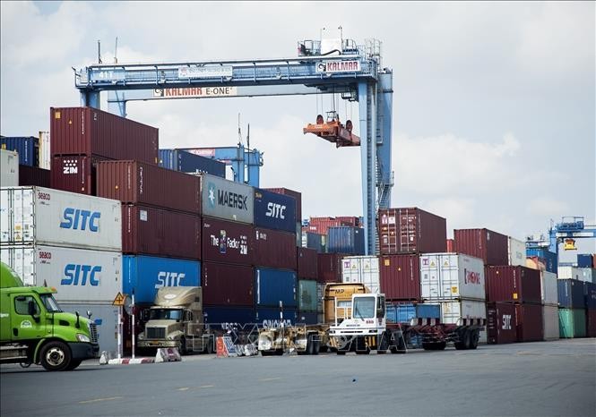 Bốc xếp container hàng hóa tại Cảng Cát Lái (TP Hồ Chí Minh). Ảnh minh họa: Hồng Đạt/TTXVN