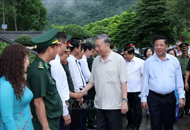 Chủ tịch nước Tô Lâm với các đại biểu tại Khu Di tích Quốc gia đặc biệt Pác Bó. Ảnh: Nhan Sáng/TTXVN