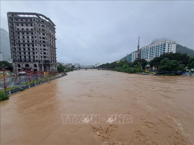 Nước sông Lô qua thành phố Hà Giang lên cao, gây ngập lụt các hộ sống ven sông. Ảnh: Đức Thọ/TTXVN