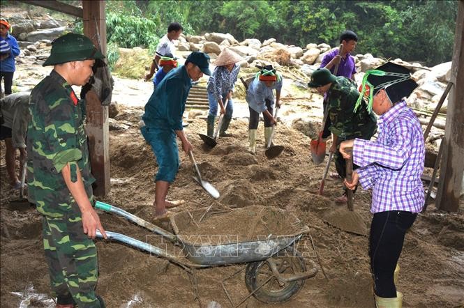Cán bộ, chiến sỹ Bộ Chỉ huy Quân sự tỉnh Hà Giang giúp nhân dân trên địa bàn xã Ngọc Đường khắc phục hậu quả mưa lũ. Ảnh: Quốc Hoàn/TTXVN phát