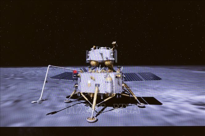 Tàu lấy mẫu vật của Thường Nga-6 trên bề mặt Mặt Trăng. Ảnh: THX/TTXVN
