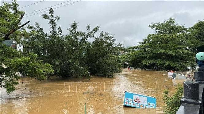 Mưa lớn kéo dài suốt đêm 9 và ngày 10/6 đã khiến nước sông Lô ở thành phố Hà Giang dâng cao, gây ngập lụt các hộ sống ven sông. Ảnh minh họa: Minh Tâm/TTXVN