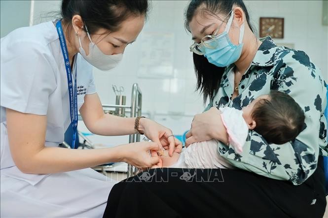 Tiêm vaccine là biện pháp phòng bệnh hữu hiệu cho trẻ. Ảnh: TTXVN