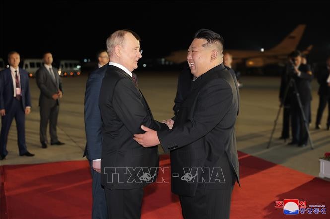 Nhà lãnh đạo Triều Tiên Kim Jong-un (phải) và Tổng thống Nga Vladimir Putin tại lễ đón ở Bình Nhưỡng ngày 19/6/2024. Ảnh: Yonhap/TTXVN