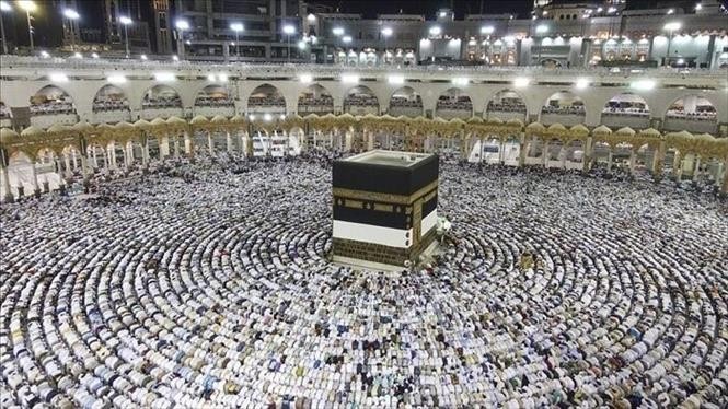 Các tín đồ Hồi giáo cầu nguyện tại Đền thờ Lớn ở thánh địa Mecca, Saudi Arabia, trong lễ hành hương Hajj. Ảnh: IRNA/TTXVN