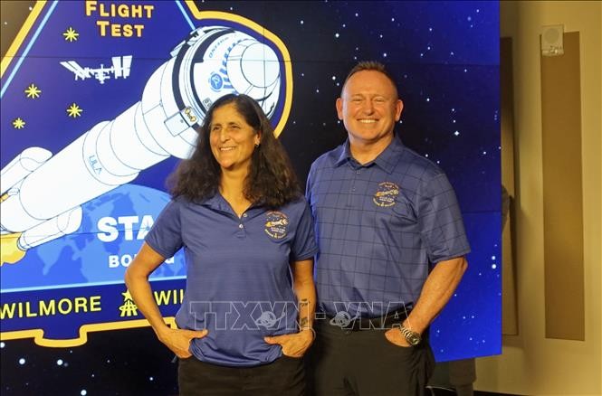 Hai phi hành gia người Mỹ của NASA gồm Butch Wilmore (phải) và Suni Williams được tàu Starliner đưa lên trạm ISS hôm 5/6/2024 sau nhiều lần trì hoãn. Ảnh: Kyodo/TTXVN