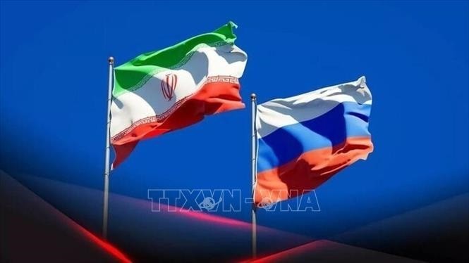 Quốc kỳ của Iran và quốc kỳ Nga. Ảnh: IRNA/TTXVN