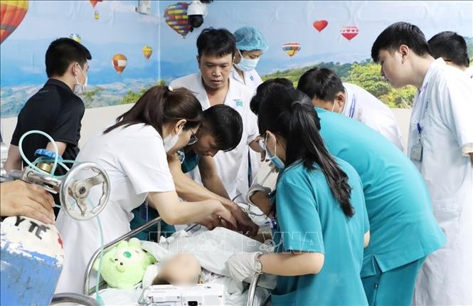 Đội ngũ y bác sĩ Bệnh viện Ung bướu TP Hồ Chí Minh chuẩn bị tiến hành xạ trị áp sát cho bệnh nhi. Ảnh: TTXVN phát