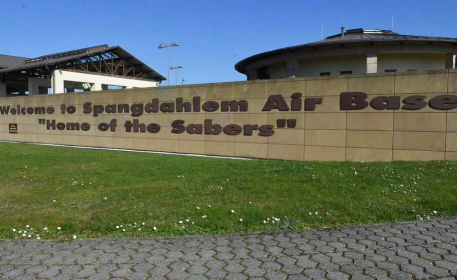 Căn cứ Không quân của Mỹ tại Spangdahlem (Đức) đưa ra cảnh báo cho biết các phi công của Đội máy bay chiến đấu số 52 bị cấm mặc đồng phục khi ra khỏi căn cứ và phải mặc quần áo dân sự khi đi làm. Ảnh: Quân đội Mỹ