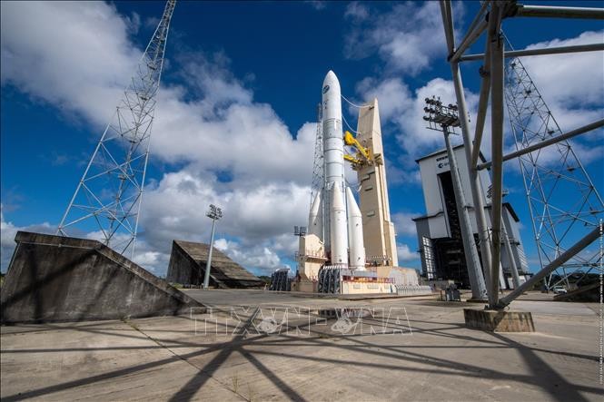 Tên lửa Ariane 6 được đặt vào bệ phóng tại sân bay vũ trụ châu Âu ở Kourou, Guiana (Pháp), ngày 22/6/2023. Ảnh minh họa: AFP/TTXVN