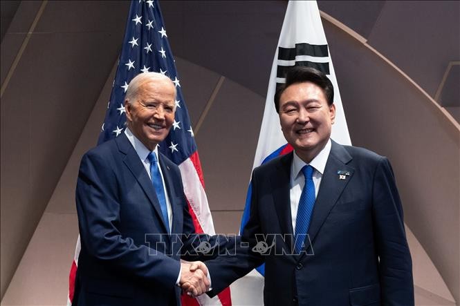 Tổng thống Mỹ Joe Biden (trái) và Tổng thống Hàn Quốc Yoon Suk Yeol tại cuộc gặp bên lề Hội nghị thượng đỉnh NATO ở Washington, Mỹ ngày 11/7/2024. Ảnh: Yonhap/TTXVN