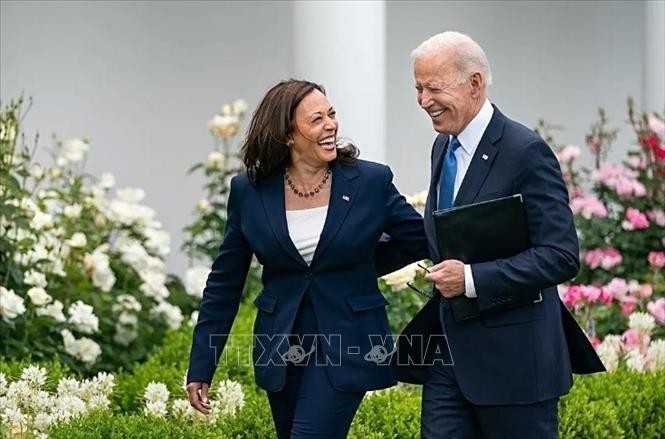 Phó Tổng thống Kamala Harris (trái) ca ngợi Tổng thống Joe Biden (phải) đã đưa ra quyết định “mang tinh thần yêu nước”, đồng thời tuyên bố sẽ giành được đề cử của đảng Dân chủ và đánh bại ông Trump trong cuộc bầu cử sắp tới. Ảnh: White House/TTXVN