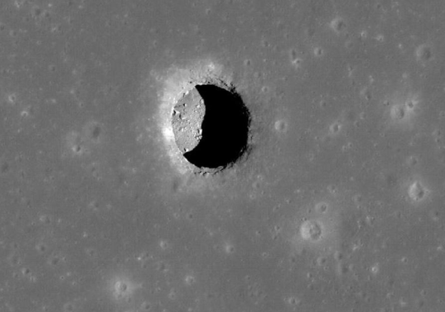 Khung cảnh ngoạn mục của một "giếng trời" rộng 100 mét ở vùng Mare Tranquillitatis, vốn là một ống dung nham trên Mặt trăng. Ảnh: NASA