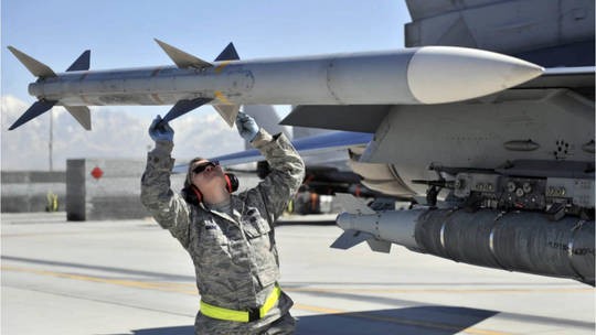 Binh sĩ Không quân Mỹ trang bị vũ khí cho máy bay chiến đấu F-16 hồi tháng 3/2011 tại Bagram, Afghanistan. Ảnh: Bộ Quốc phòng Mỹ