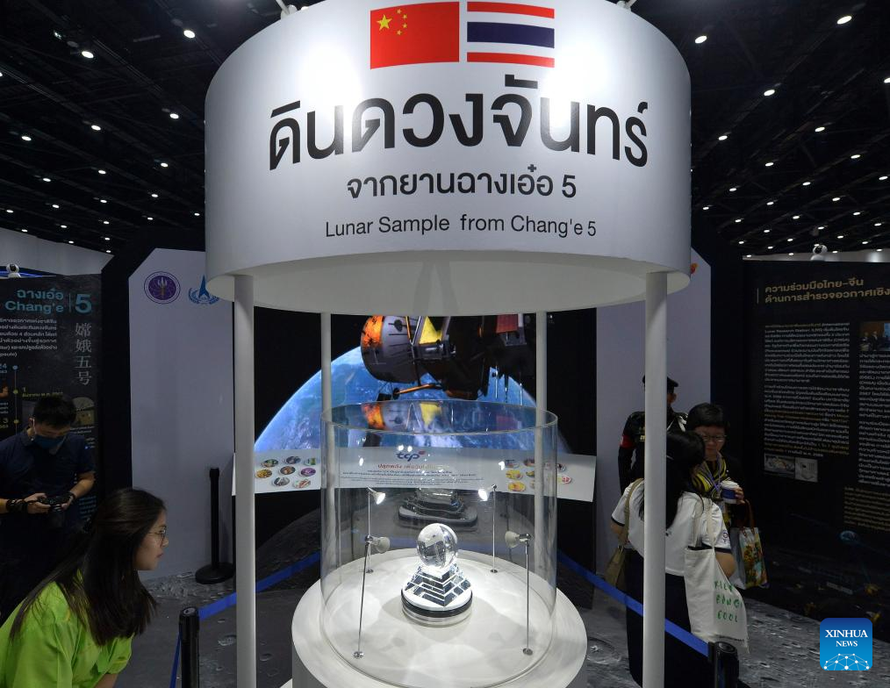 Mọi người xem mẫu đất thu được trên mặt trăng trong Hội chợ Sci Power for Future Thailand tại Bangkok, Thái Lan, ngày 23/7/2024. Ảnh: Xinhua