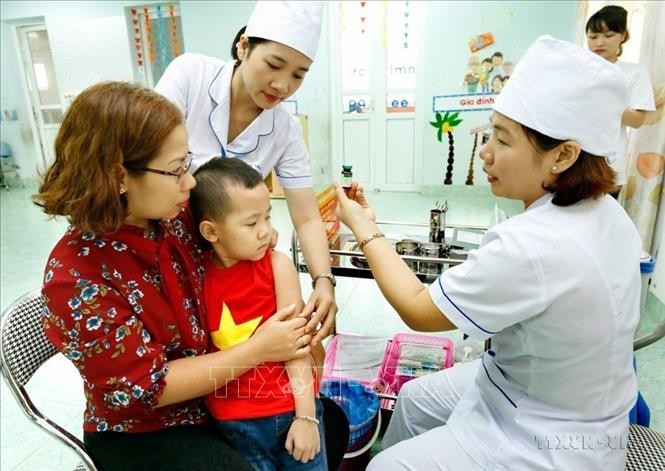 Nhân viên y tế tiêm bổ sung vaccine phòng sởi cho trẻ 1 - 5 tuổi tại quận Cầu Giấy (Hà Nội). Ảnh tư liệu: Dương Ngọc/TTXVN