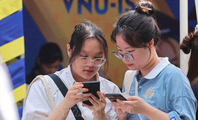 Thí sinh tìm hiểu thông tin về các chương trình, ngành học tại "Ngày xét tuyển đại học, cao đẳng năm 2024". Ảnh tư liệu (minh họa): Hoàng Hiếu/TTXVN