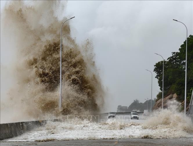 Sóng lớn xô vào bờ biển trước bão Gaemi tại tỉnh Phúc Kiến, Trung Quốc, ngày 25/7/2024. Ảnh: THX/TTXVN