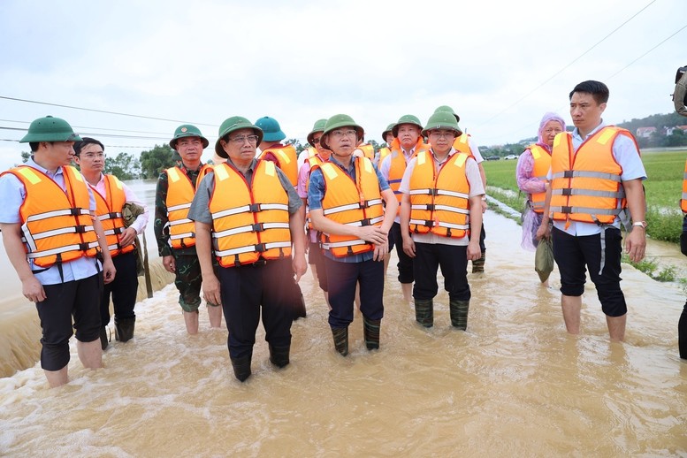 Thủ tướng Phạm Minh Chính đi thị sát tình hình, kiểm tra, chỉ đạo công tác ứng phó mưa lũ, thiên tai, cứu hộ, cứu nạn tại tỉnh Bắc Giang - một trong những địa phương đang chịu ảnh hưởng nặng nề bởi mưa lũ, thiên tai - Ảnh: VGP