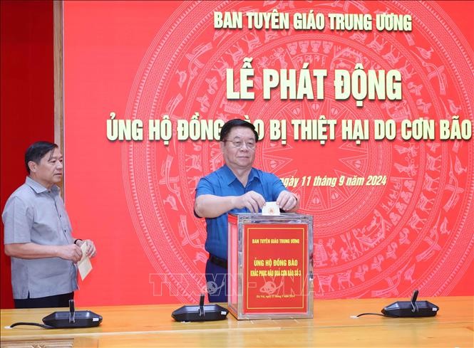 Đồng chí Nguyễn Trọng Nghĩa, Ủy viên Bộ Chính trị, Bí thư Trung ương Đảng, Trưởng Ban Tuyên giáo Trung ương, ủng hộ đồng bào bị thiệt hại do cơn bão số 3. Ảnh: Phương Hoa/TTXVN