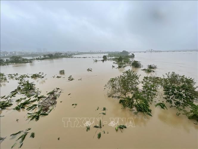 Lúc 7 giờ ngày 11/9, mực nước trên sông Hồng tại Hà Nội là 10,70m, trên báo động 2 là 0,20m (ảnh chụp lúc 7 giờ 50 ngày 11/9). Ảnh: Minh Quyết/TTXVN