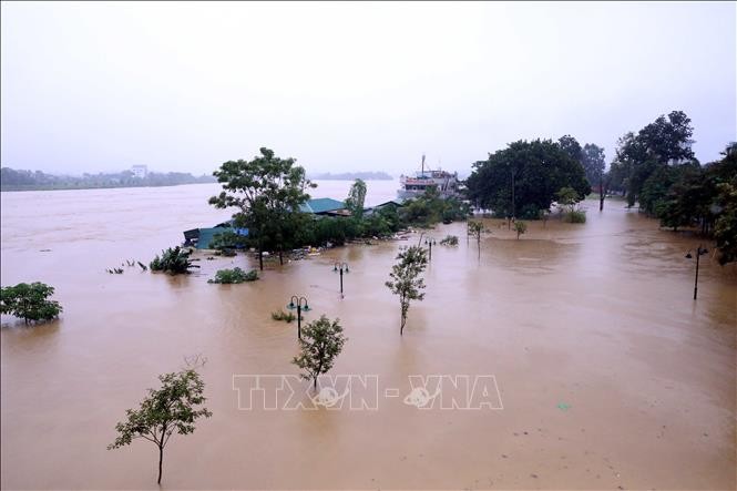 Khu vực công viên bên bờ sông Lô đã bị ngập sâu trong nước. Ảnh: Quang Cường/TTXVN