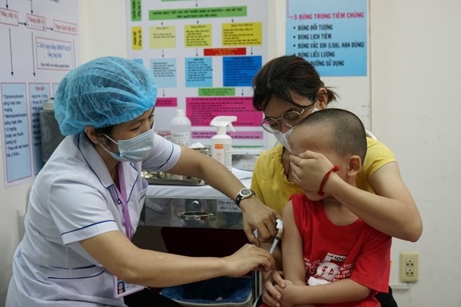 Vaccine là “lá chắn” phòng bệnh tốt nhất cho trẻ