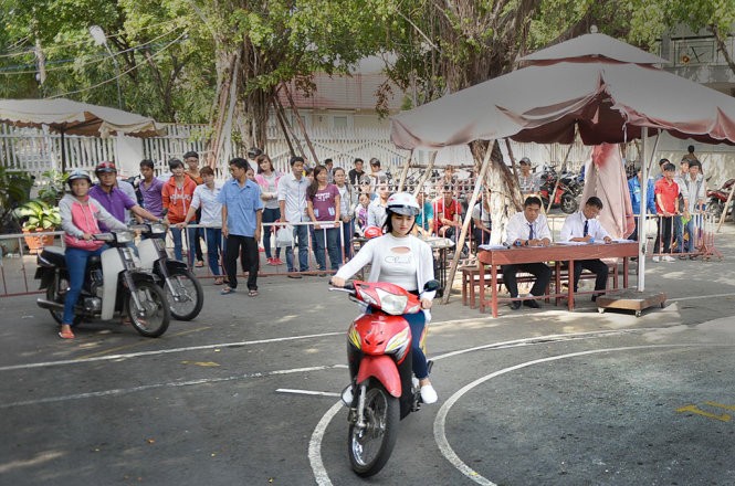 Thi giấy phép lái xe máy: Chấm điểm bằng 'mắt thần'