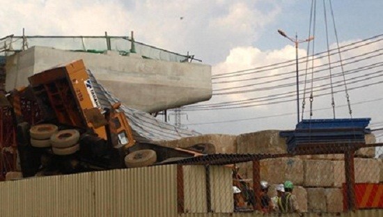 Sập cần cẩu thi công tuyến metro TP.HCM