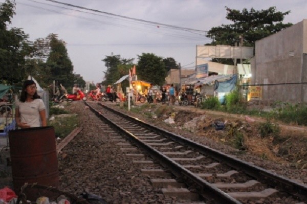 Tai nạn thương tâm, người đàn ông bị tàu kéo lê 40m