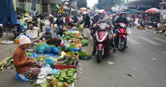 Lạ kỳ lên phố mua rau về quê bán, lãi tiền triệu