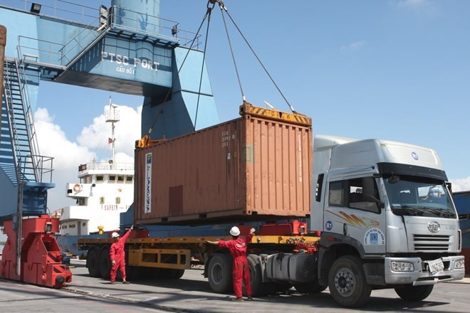 ‘Tranh nhau’ mua lốp đã qua sử dụng tồn ở cảng biển