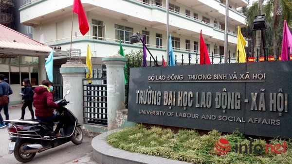 Hàng nghìn SV bàng hoàng bị trường 'truy thu' tiền học sau 2 năm