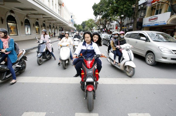 Bị 'đe' thôi học, trò mang mũ bảo hiểm chẳng thèm đội