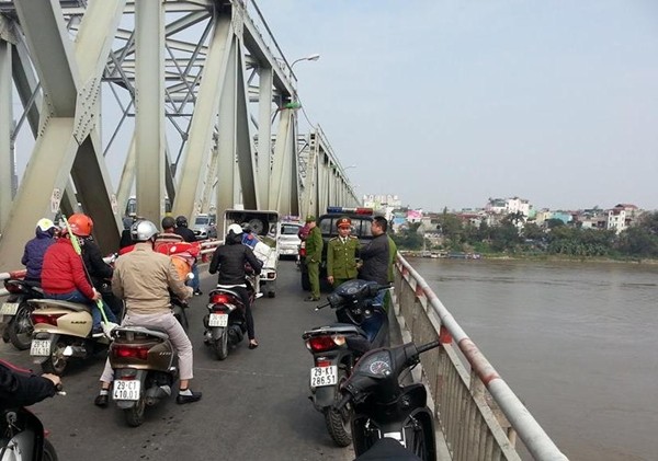 Hà Nội: Cô gái bật khóc xin người yêu không nhảy cầu