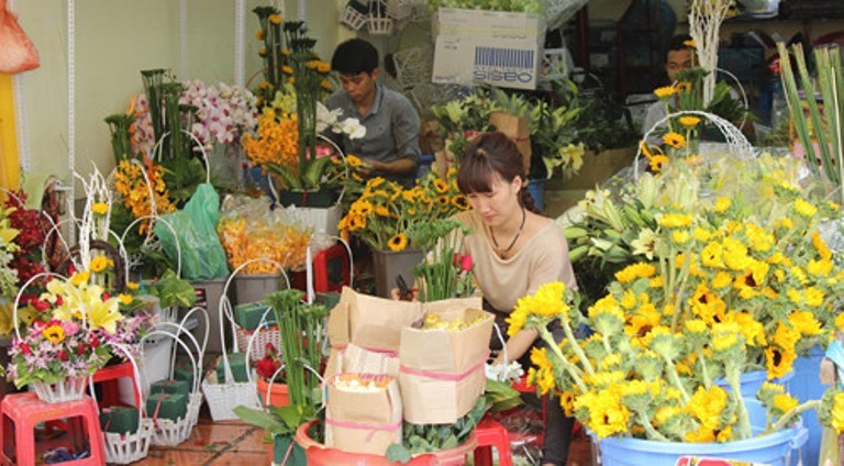 Hoa tươi ‘nóng’ trước thềm 8/3, hồng mạ vàng đắt khách