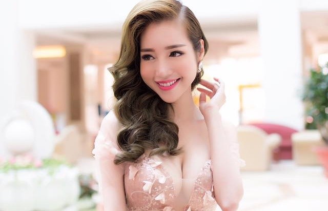 Hotgirl ngực khủng Elly Trần gây sốt với chiến lược bà mẹ bỉm sữa