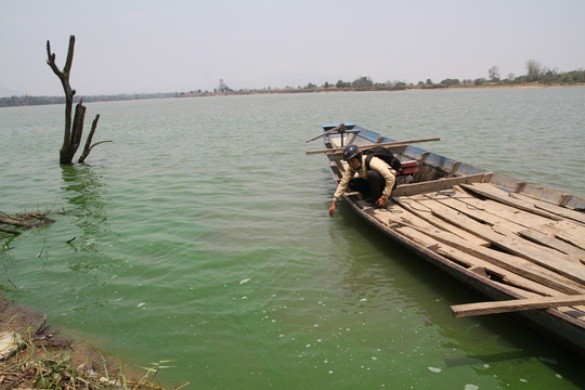 Giật mình nước sông Ba chuyển màu xanh đậm, bốc mùi hôi thối