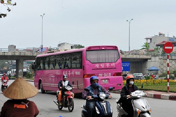 Hà Nội: Ô tô nối nhau đi ngược chiều, giao thông hỗn loạn