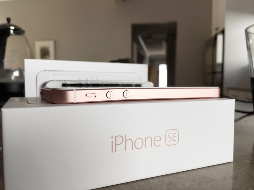 4 màn ‘tra tấn’ iPhone SE cực dã man để thử độ bền