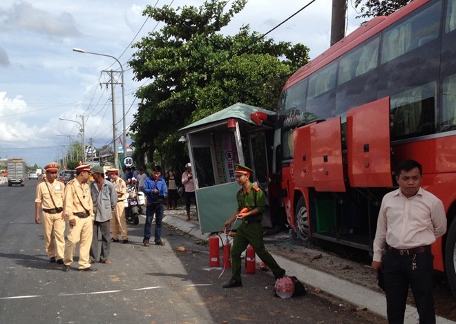  Xe khách giường nằm Phương Trang tự gây tai nạn