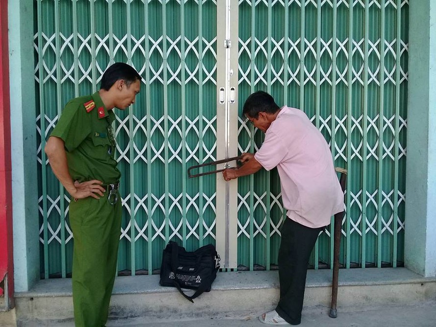 Công an dùng cưa phá kháo giải cứu gia đình bà Quy bị côn đồ khoá cửa nhốt trong nhà