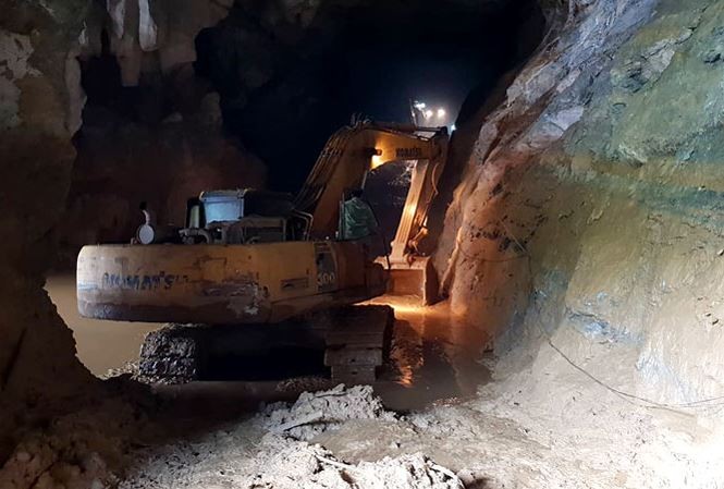 Bên trong hàng vàng nơi hai người đang mắc kẹt 4 ngày qua