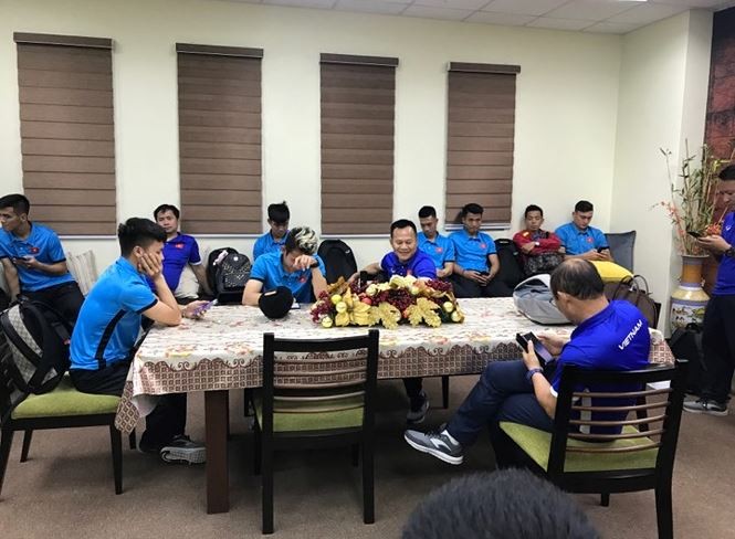 Toàn đội phải chờ làm thủ tục nhập cảnh.