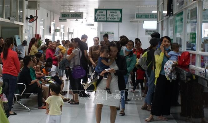 Rất đông phụ huynh đưa con đến khám bệnh tại Bệnh viện Nhi đồng 2 TP Hồ Chí Minh.