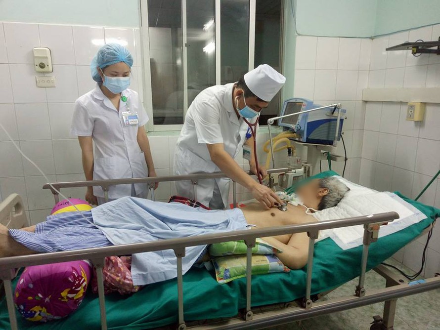 Bác sỹ thăm khám cho bệnh nhân đã uống thuốc diệt cỏ Paraquat